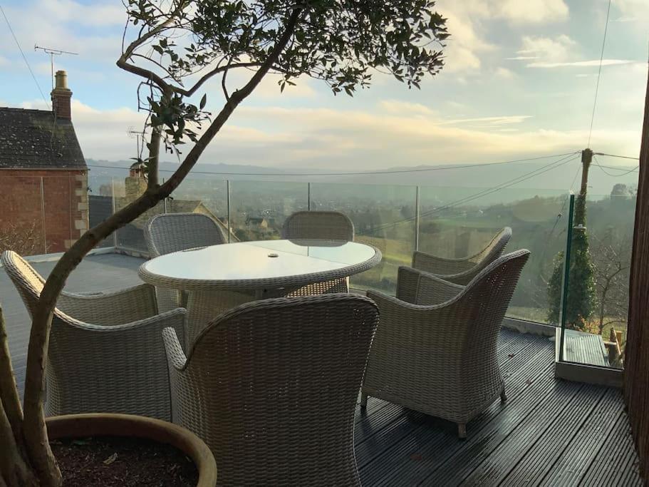 A Cotswold With Great Views And A Hot Tub Holiday home