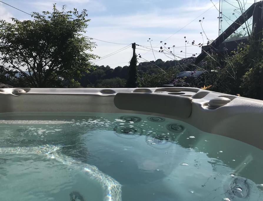 A Cotswold With Great Views And A Hot Tub Holiday home *